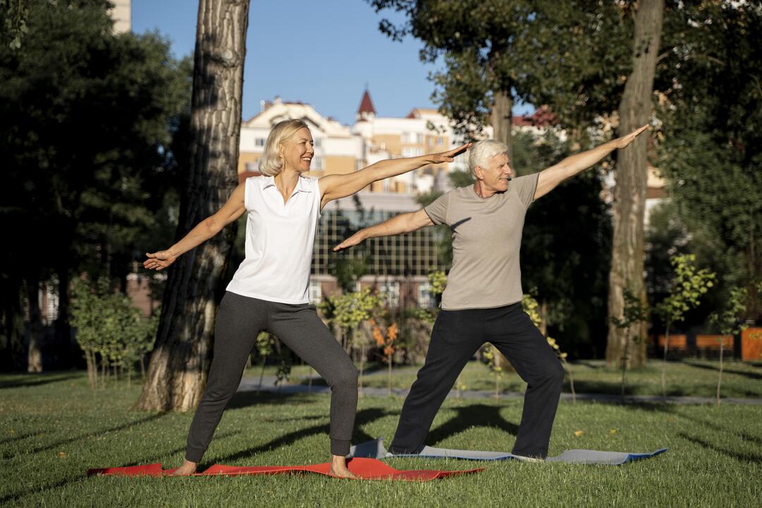 Vida ativa na terceira idade: dois idosos ao ar livre práticando atividade física.
