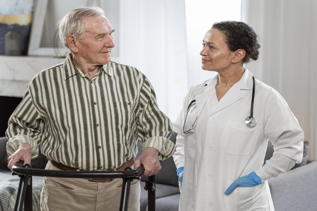 doença de alzheimer: um senhor andadndo com um andador e uma médica o acompanhando.